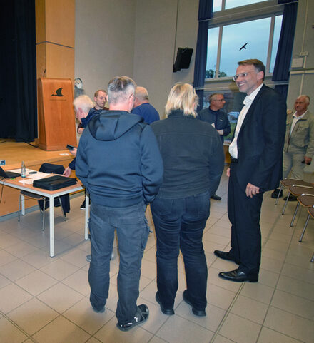 Stadtbaurat Michael Tacke (rechts) sprach mit Teilnehmenden über die neuen Möglichkeiten im und für das Quartier.