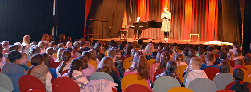 Sabine Petter, Leiterin der Musikschule der Stadt Salzgitter, begrüßt die Kinder in der Kulturscheune.