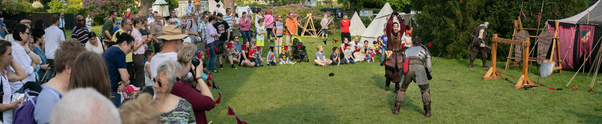 Das Bild zeigt zwei Schwertkämpfende, die beim Museumsfest ihr Können vor Publikum zeigen.