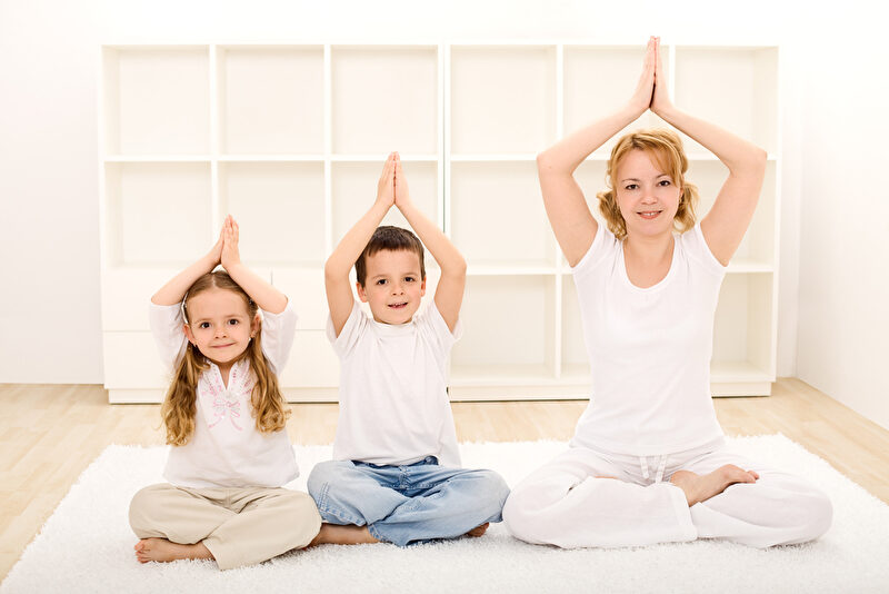 Die Volkshochschule der Stadt Salzgitter (VHS) hat freie Plätze in ihrem neuen Kurs „Familien-Yoga, Entspannung und Meditation: Harmonie für Groß und Klein“, der am 22. Juni stattfindet.