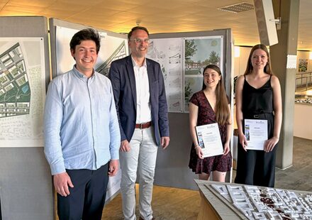 Die beiden Gewinnerinnen des ersten Platzes, Alessa Zinn und Dana de Voß – hier mit dem Stadtrat für Bauen, Stadtplanung, Umwelt bei der Stadt Salzgitter Michael Tacke und Daniel Grenz (ISU) – präsentieren Ihren Entwurf Kollektiv Thieder Winkel.