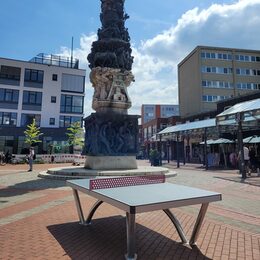 Das Bild zeigt: Eine vor dem Stadtmonument in Lebenstedt aufgestellte Tischtennisplatte.