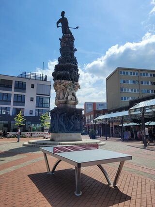 Das Bild zeigt eine vor dem Stadtmonument aufgebaute Tischtennisplatte