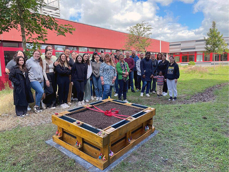 Die Klasse FSP 23.1 der BBS Fredenberg während der Übergabe mit Schulleiterin Anja Wolfgram-Funke und Anja Lampe vom Team der Stadtbibliothek am Fredenberg.