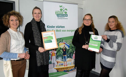 Freuen sich über die neue Netzwerkarbeit und die Zertifizierung der Volkshochschule Salzgitter mit der Plakettenübergabe (von links): Kerstin Tote, Referentin der Stiftung Kinder forschen, Christina Mersch, Bereichsleitung Netzwerke der Stiftung Kinder forschen, Antje Behre und Kristina Wojna, Projektleiterinnen der Volkshochschule.