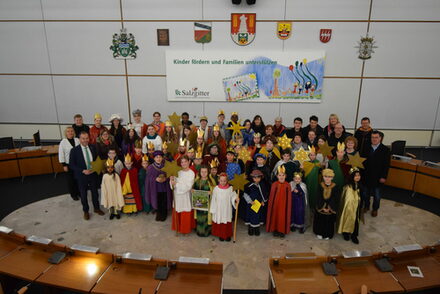 Gruppenbild der Sternsingerinnen und Sternsinger