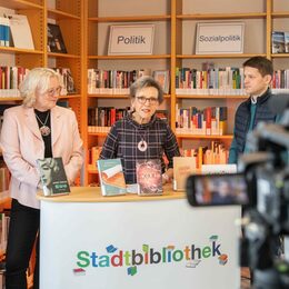 Barbara Henning, Sylvia Fiedler und Dr. Henrik Stehlik (von links) und stellen bei TV 38 ihre persönlichen Bücherfavoriten in der Sendung „LektÜ.de“ vor.