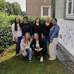 Freuen sich auf die Familienolympiade (vorne von links): Corinna Rittel (AWO Familienzentrum Wilhelm-Kunze-Ring); Nina Walther (Ev. Familienzentrum KunterBund (Propsteiverband Ostfalen)), (hinten von links): Monika Bockmann (Fachkraft für Eearly-Excellence-Ansatz der Stadt Salzgitter); Martina Filemenov (Kath. Familienzentrum St. Bernward (Caritas)); Rebecca Thomas (Paritätisches Familienzentrum Purzelbaum); Stefanie Brendel (Ev. Familienzentrum Martin-Luther) und Irmgard Kappei (Kath. Familienzentrum St. Joseph (Caritas)).