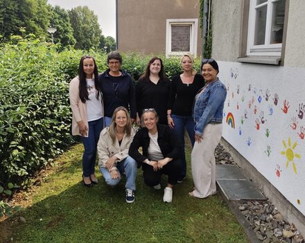 Freuen sich auf die Familienolympiade (vorne von links): Corinna Rittel (AWO Familienzentrum Wilhelm-Kunze-Ring); Nina Walther (Ev. Familienzentrum KunterBund (Propsteiverband Ostfalen)), (hinten von links): Monika Bockmann (Fachkraft für Eearly-Excellence-Ansatz der Stadt Salzgitter); Martina Filemenov (Kath. Familienzentrum St. Bernward (Caritas)); Rebecca Thomas (Paritätisches Familienzentrum Purzelbaum); Stefanie Brendel (Ev. Familienzentrum Martin-Luther) und Irmgard Kappei (Kath. Familienzentrum St. Joseph (Caritas)).