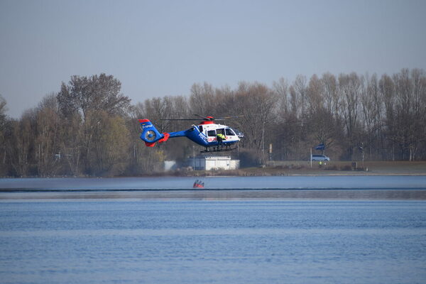 Hubschrauber beim Wasser holen