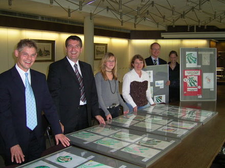 Die Jury in Aktion: von links Oberbürgermeister Frank Klingebiel, Volker Küch, Jil Grabowski, Luitgard Heissenberg und Heinz-Jörg Fuhrmann. Rechts im Bild Claudia Hackbarth.