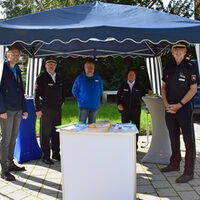 Stadtbaurat Michael Tacke (links) informiert sich am Stand der Polizei.