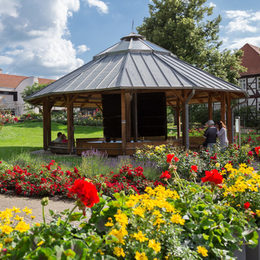 Der Rosengarten lädt zum Spaziergang ein.