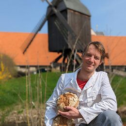 Bäcker Daniel Mücke vor der Osterlinder Bockwindmühle