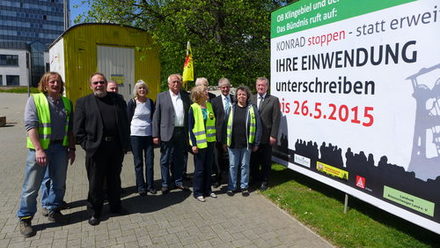 Die Bündnispartner stehen vor dem Plakat der Einwendungsaktion